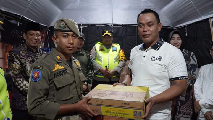 Ketua DPRD Mardiansyah saat serahkan paket lebaran pada petugas di Pos Pengamanan Lebaran.